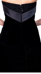 فستان مخمل مع لمسة من خام الدانتيل