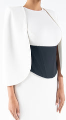 فستان أبيض مع كورسيه أسود