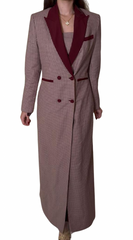 عباية كاروهات مع بطانة عنابية و فستان داخلي