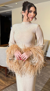 فستان من الكرستال و الريش