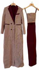 عباية كاروهات مع بطانة عنابية و فستان داخلي